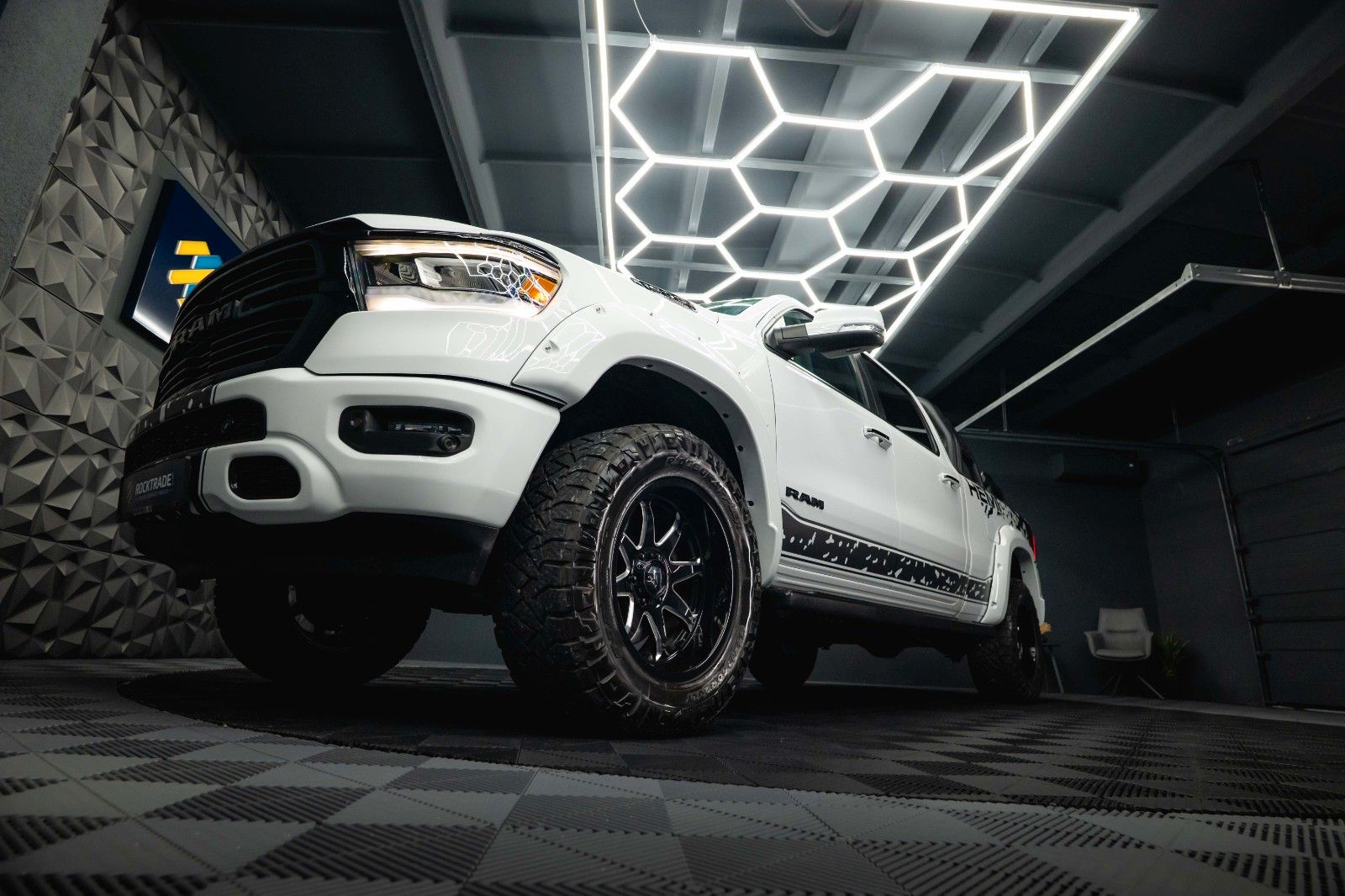 Fahrzeugabbildung Dodge RAM 5.7 V8 HEMI 4x4 OFFROAD Night-Paket *LED*