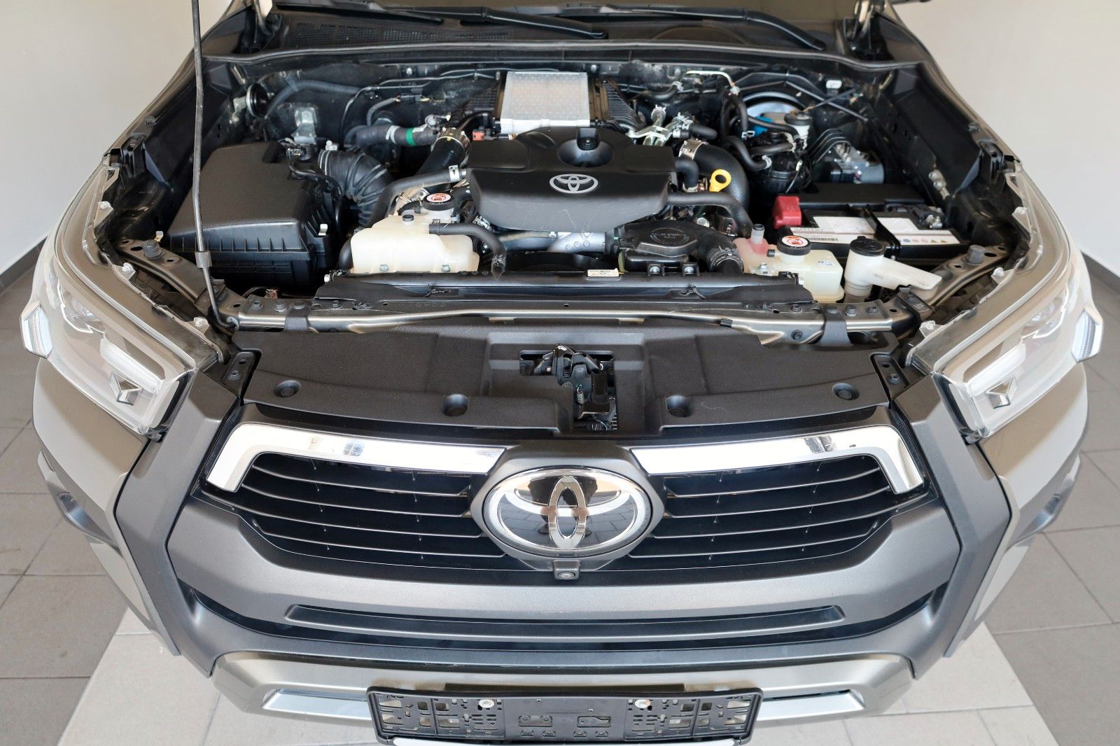 Fahrzeugabbildung Toyota Hilux 2.8 D-4D Invincible,ACC, AHK, Rollo +Bügel