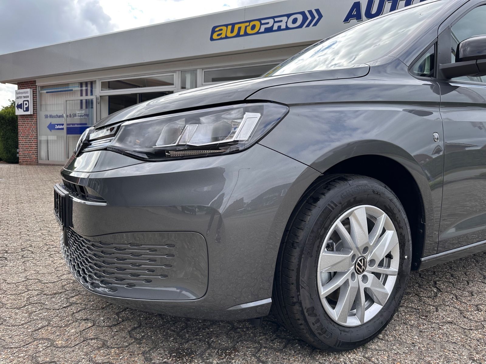 Fahrzeugabbildung Volkswagen Caddy Maxi Kombi 1.5 TSI Life DSG AHK/ACC/APP