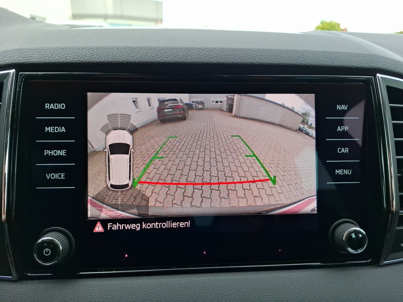 Fahrzeugabbildung SKODA Karoq TDI Drive-125 LED Navi ACC  RFK SH