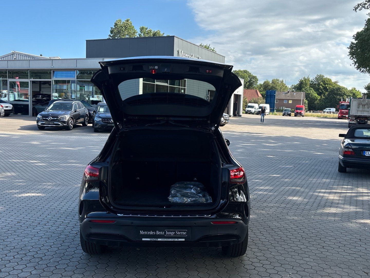 Mercedes-Benz EQA 300 4M AMG Night Panorama Distronic 360 AHK foto 17