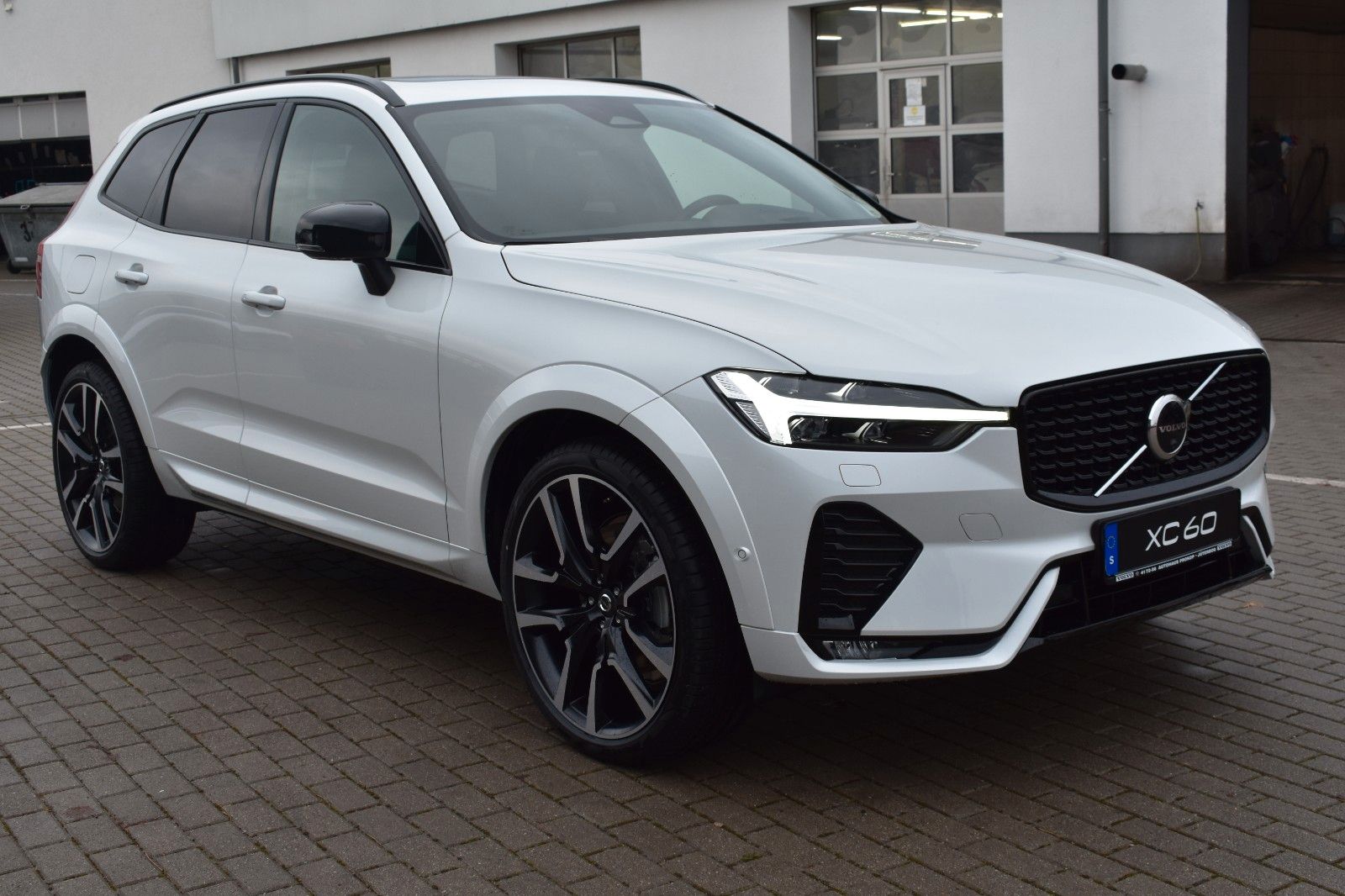 Fahrzeugabbildung Volvo XC60 B5 D AWD Autom R-Design*STDHZG*360°*ACC*AHK