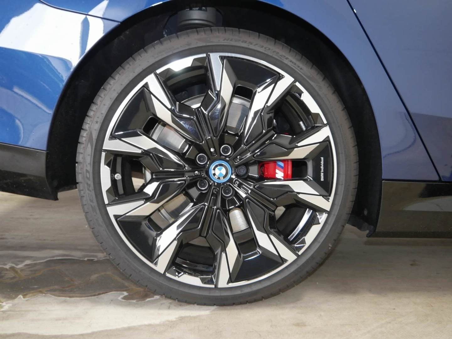 Fahrzeugeinzelansicht 15 Fahrzeugabbildung BMW 550e xDrive Limousine M Sportpaket AHK