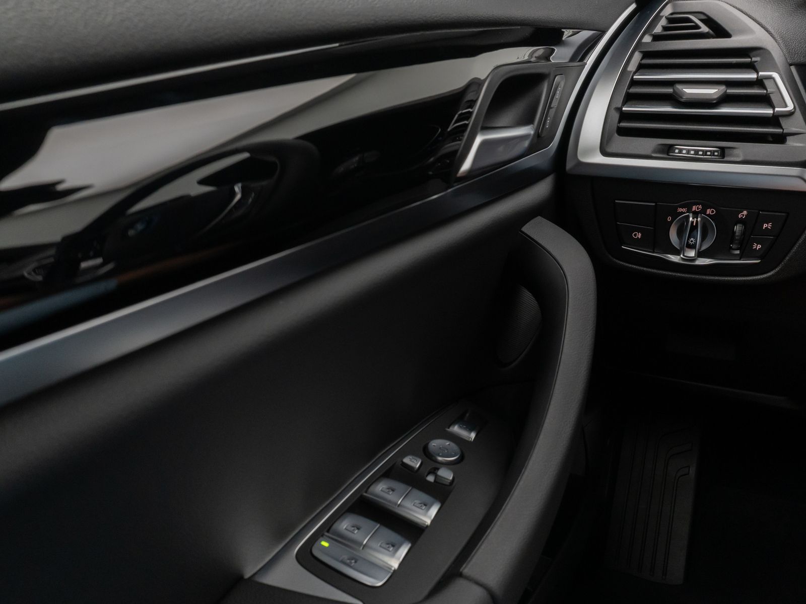 Fahrzeugabbildung BMW X3 xD30e Kamera HUD Lenkrhzg Stop&Go AHK Sport