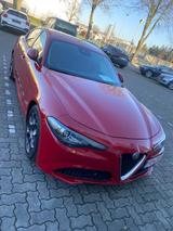 Alfa Romeo Giulia 2.2 Diesel 110 kW AT8 Giulia - Alfa Romeo Giulia in Köln