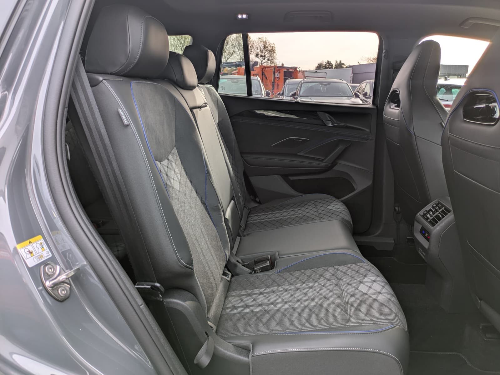 Fahrzeugabbildung Volkswagen Tayron 2.0 TDI 4M R-Line 7Si*MATRIX*AHK*PANO*HUD