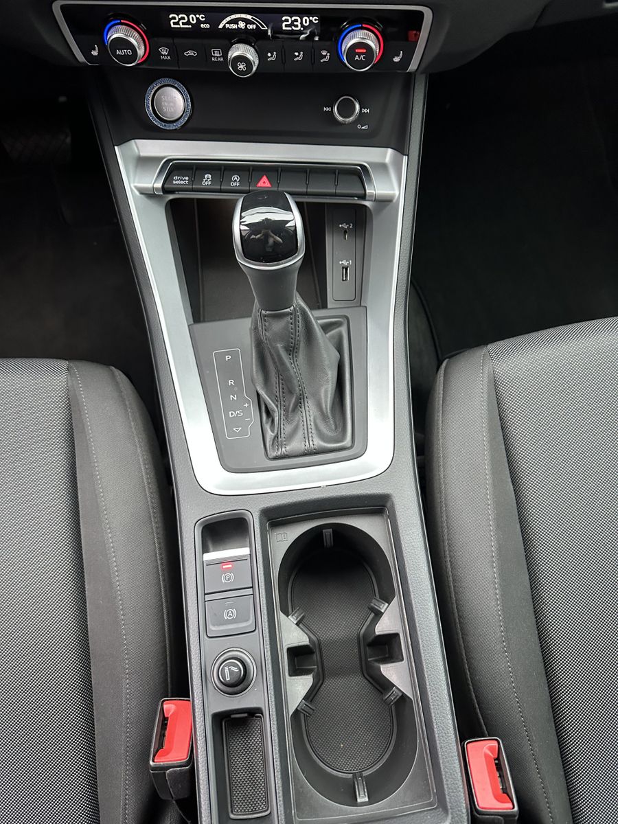 Fahrzeugabbildung Audi Q3 35 TFSI Advanced NAV+LED+SHZ+APS+VCOCK+18ZOLL