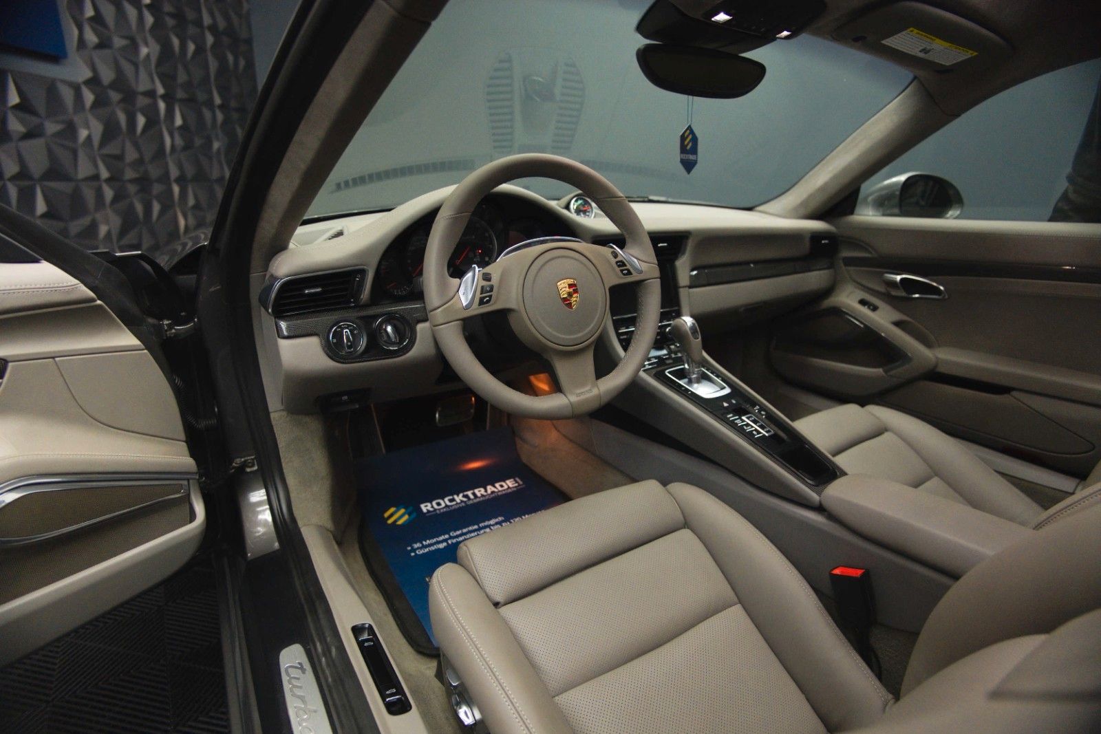 Fahrzeugabbildung Porsche 991 911 Turbo S Coupe Chrono+ | Ceramic | Carbon