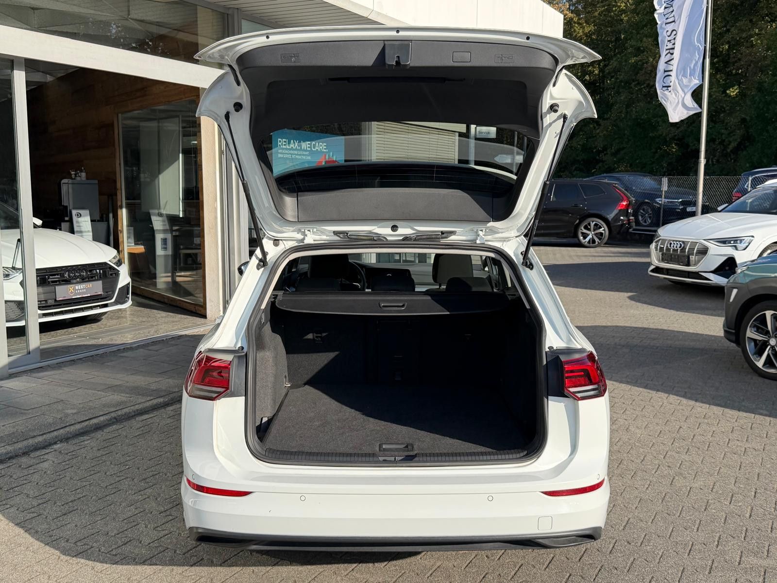 Fahrzeugabbildung Volkswagen Golf 1.0eTSI Life DSG VIRTU+LED+SHZ+NAVI+KAM+ACC