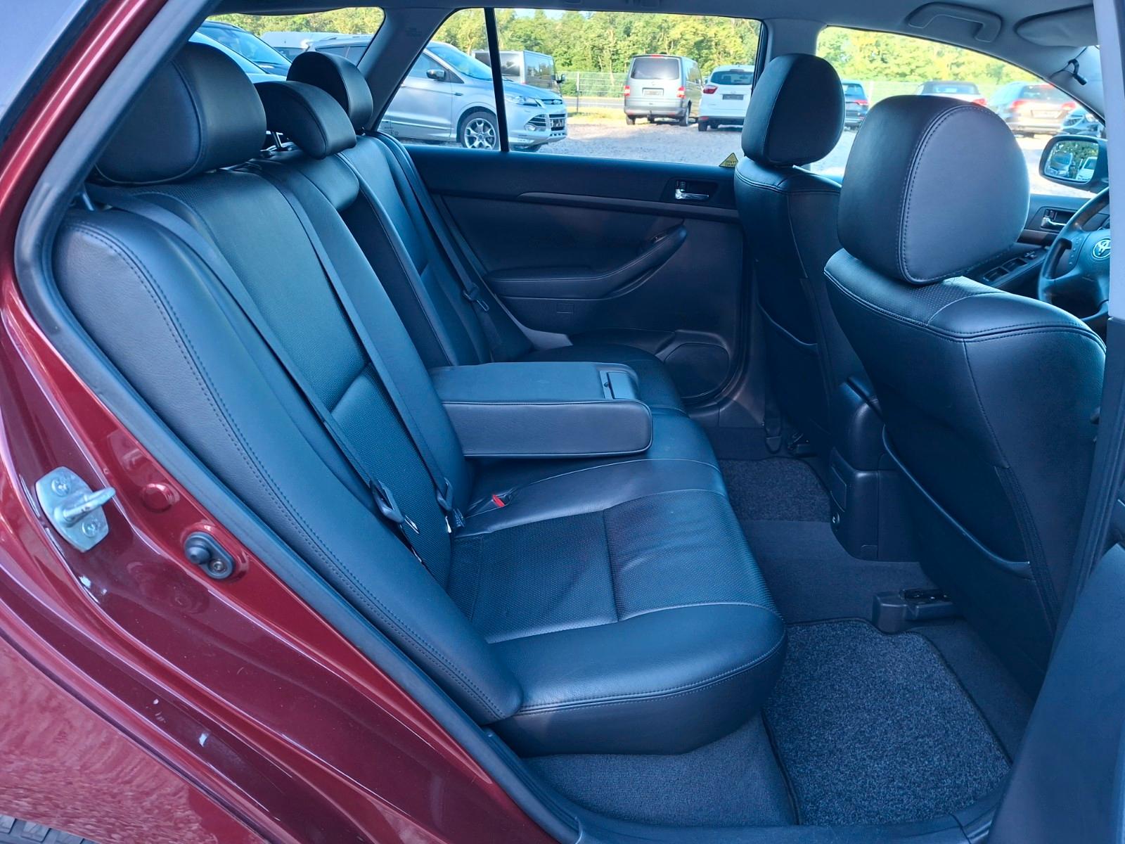 Toyota Avensis 2004 — photo 27