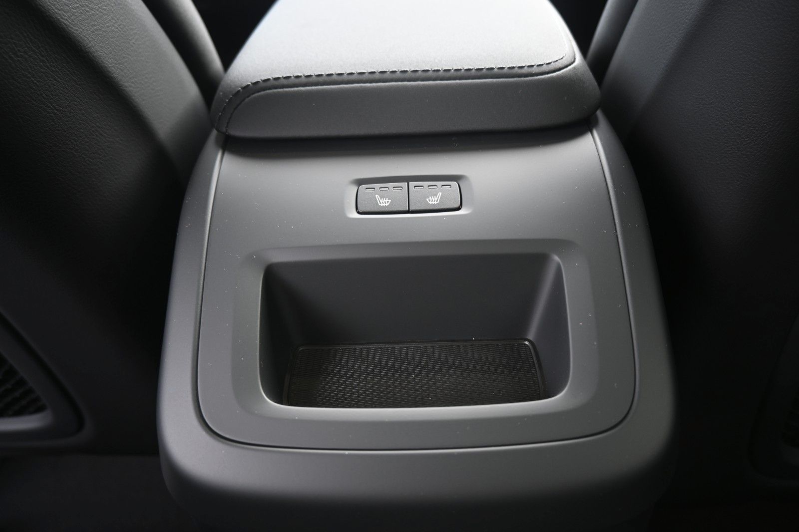 Fahrzeugabbildung Volvo XC60 Recharge T6 AWD Plus Dark