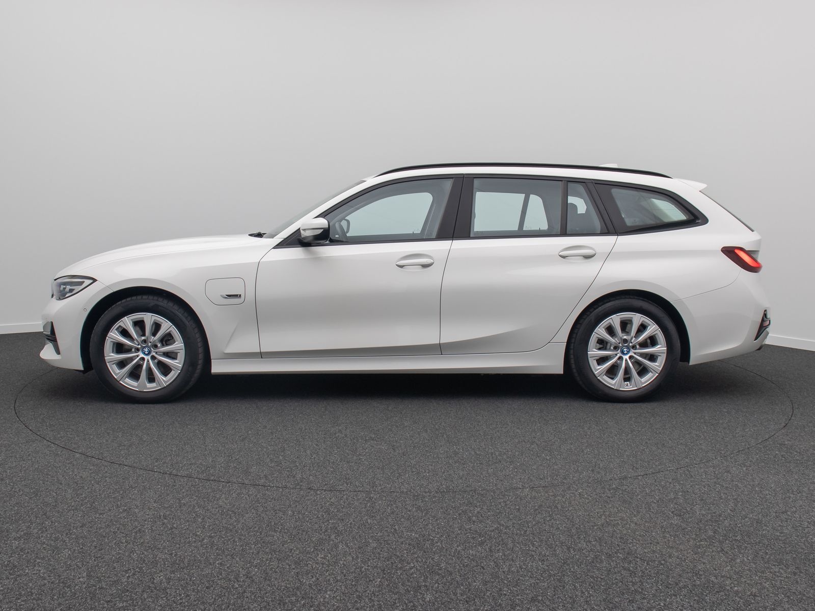Fahrzeugabbildung BMW 320e  DAB CockPitPro Alarm Geschwindigkeitsreg