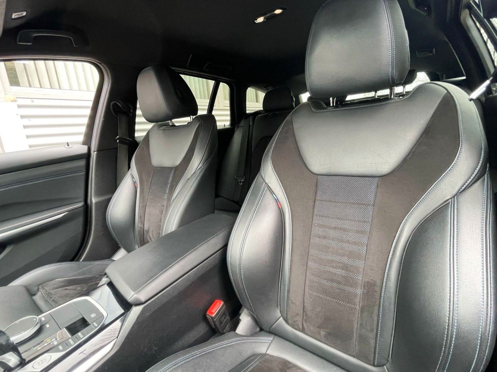 Fahrzeugabbildung BMW 320d M SPORT SAG tLEDER NAVI HiFi LIVE COCPIT+