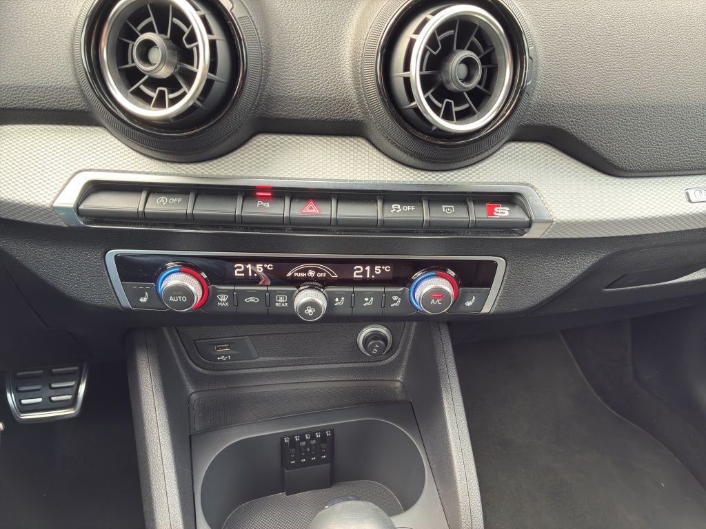 Fahrzeugabbildung Audi Q2 1.4 TFSI basis LED*PDC*2xKlima*AUT*KlimaA*LM