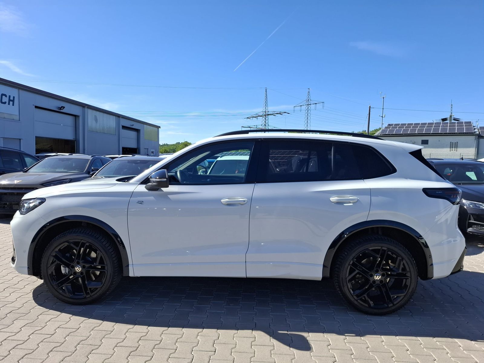 Fahrzeugabbildung Volkswagen Tiguan 2.0 TDI 4M R-Line BLACK*PAN*HK*AHK*MATRIX