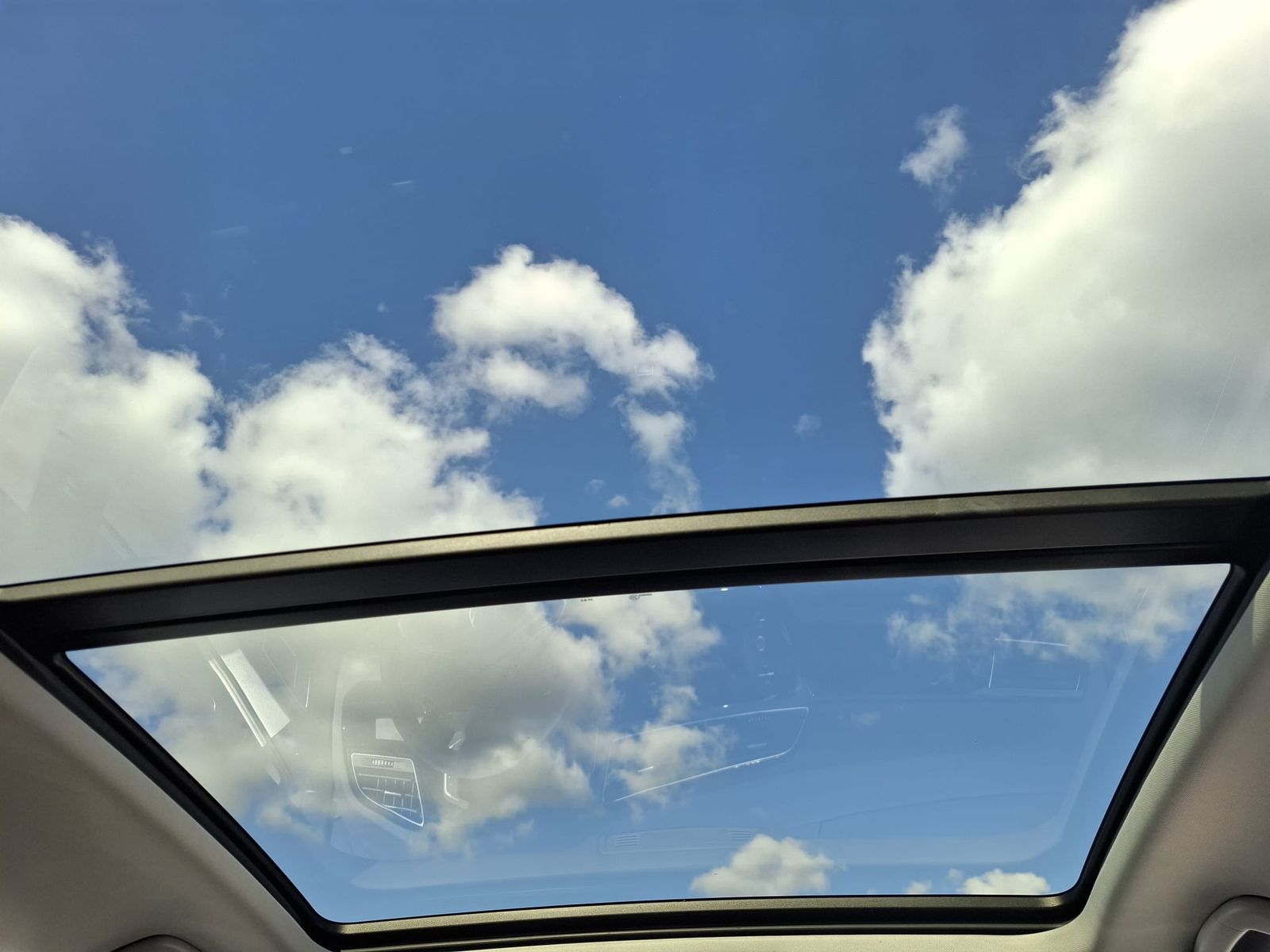 Fahrzeugabbildung Volkswagen Touran 2.0 DSG R-Line High BLACK Pano 7Si IQ AHK