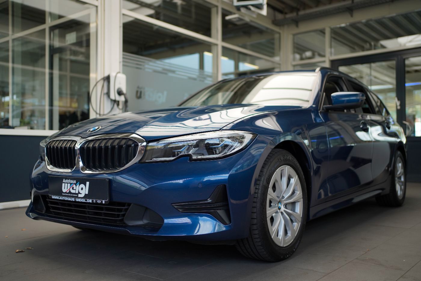 Fahrzeugabbildung BMW 330i Advantage +AHK+Glasdach+Head Up+Laserlicht+