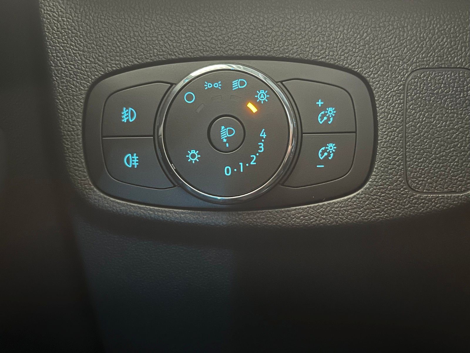 Fahrzeugabbildung Ford Focus Active X Turnier Automatik LED NAVI CAM