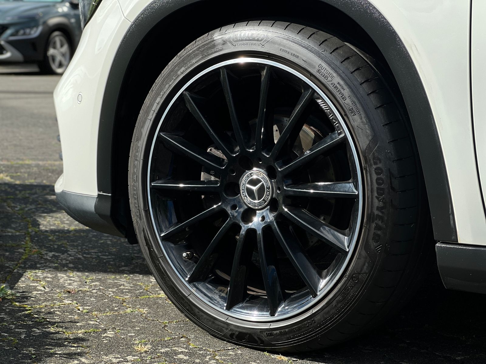Fahrzeugabbildung Mercedes-Benz GLA 200 AMG LINE LED NAV SHZ RFK 19"