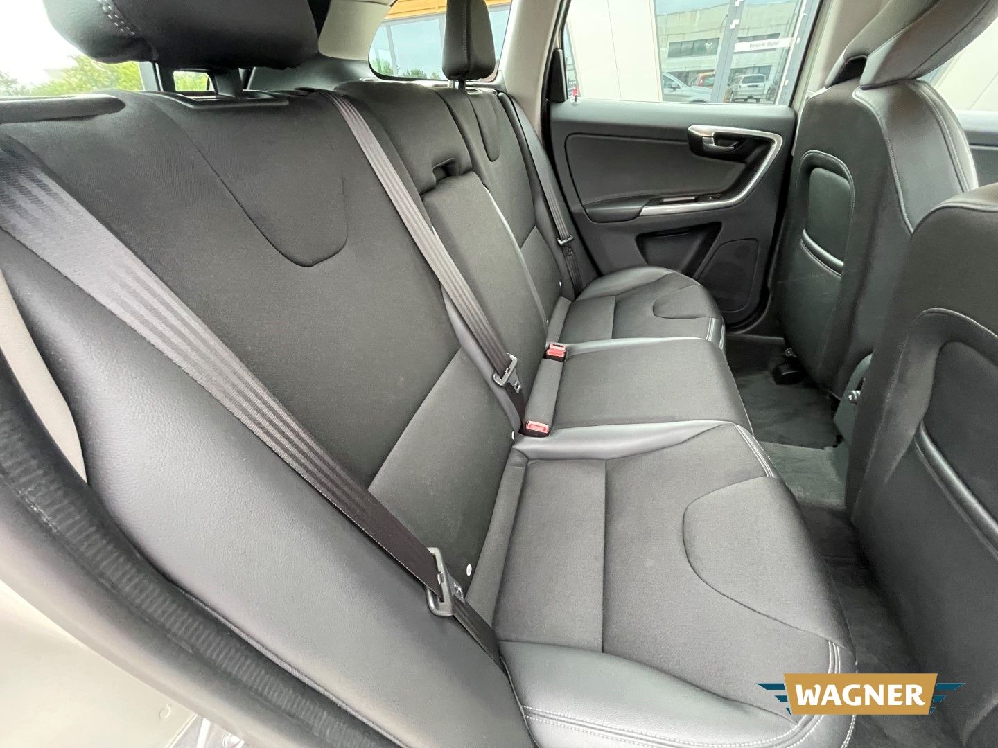 Fahrzeugabbildung Volvo XC60 Momentum 2WD Bi-Xenon SHZ 1-Hand