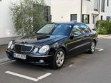 Mercedes-Benz E 320 AVANTGARDE 1.Hand*Pano*AhK*60.000KM*TÜV* - Mercedes-Benz E 320 in Krefeld