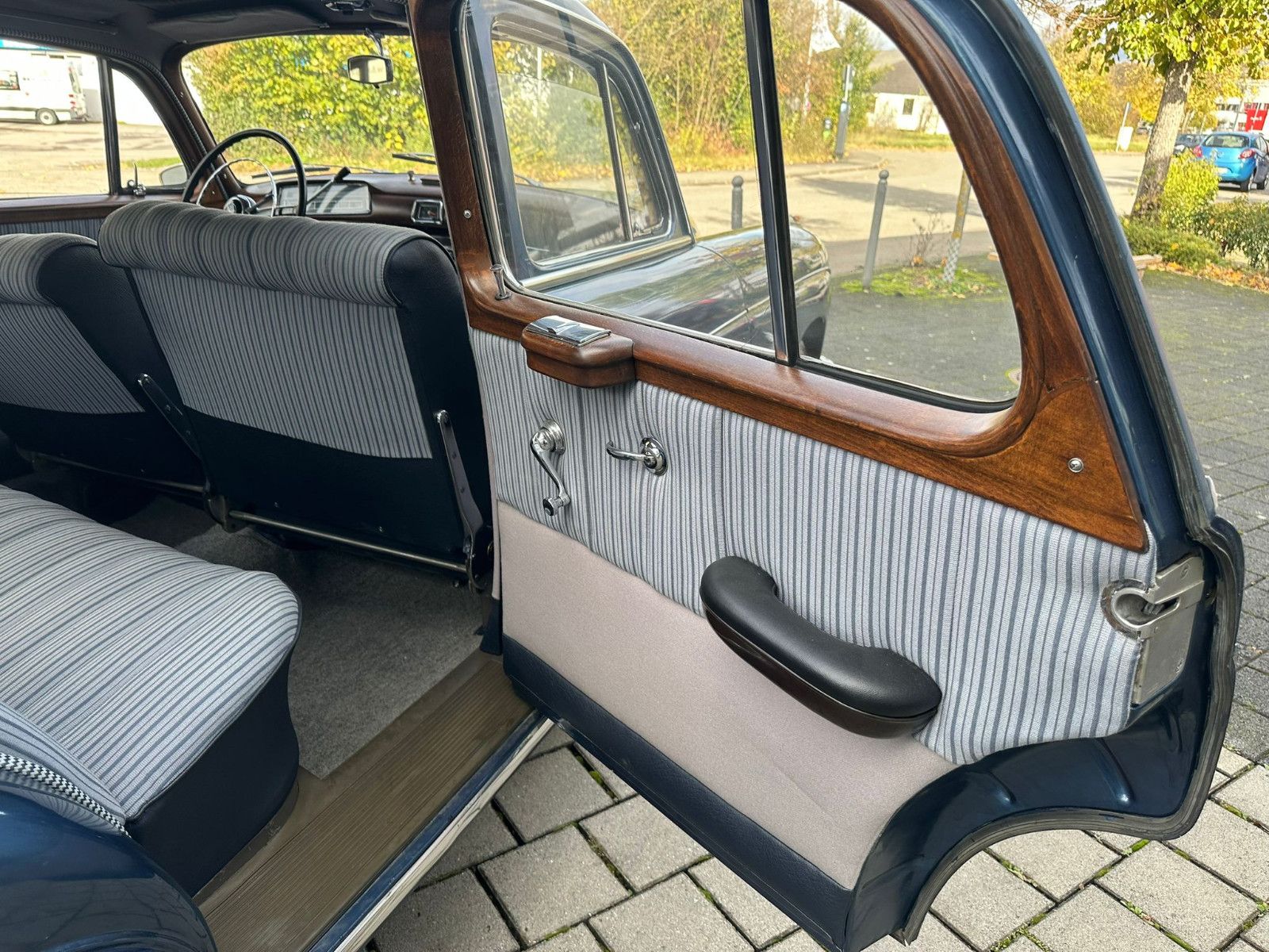 Fahrzeugabbildung Mercedes-Benz 220 S Ponton aus dem Jahr 1956