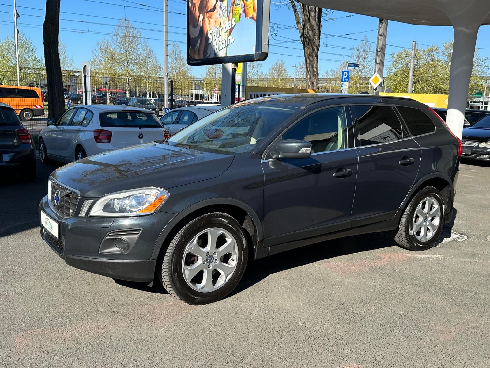 Volvo XC60 Momentum AWD D5 Leder/ Navi/ Xenon/ Keyless