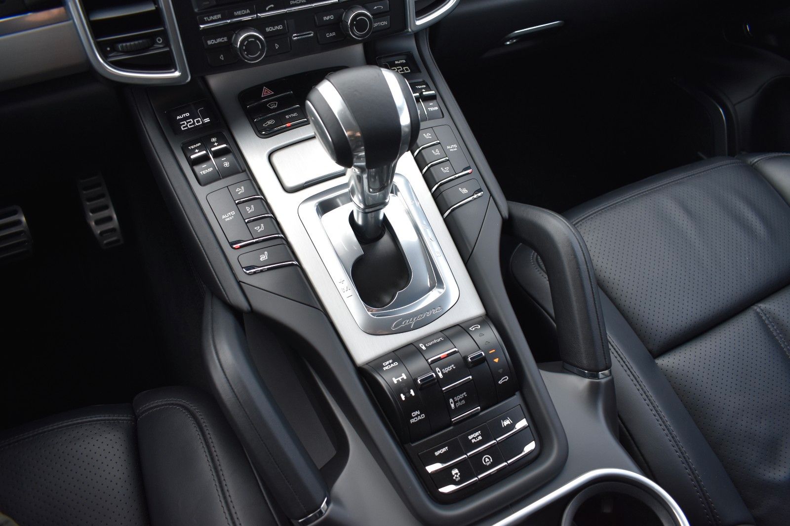 Fahrzeugabbildung Porsche Cayenne Turbo Panorama AHK Sport Chrono Keramik