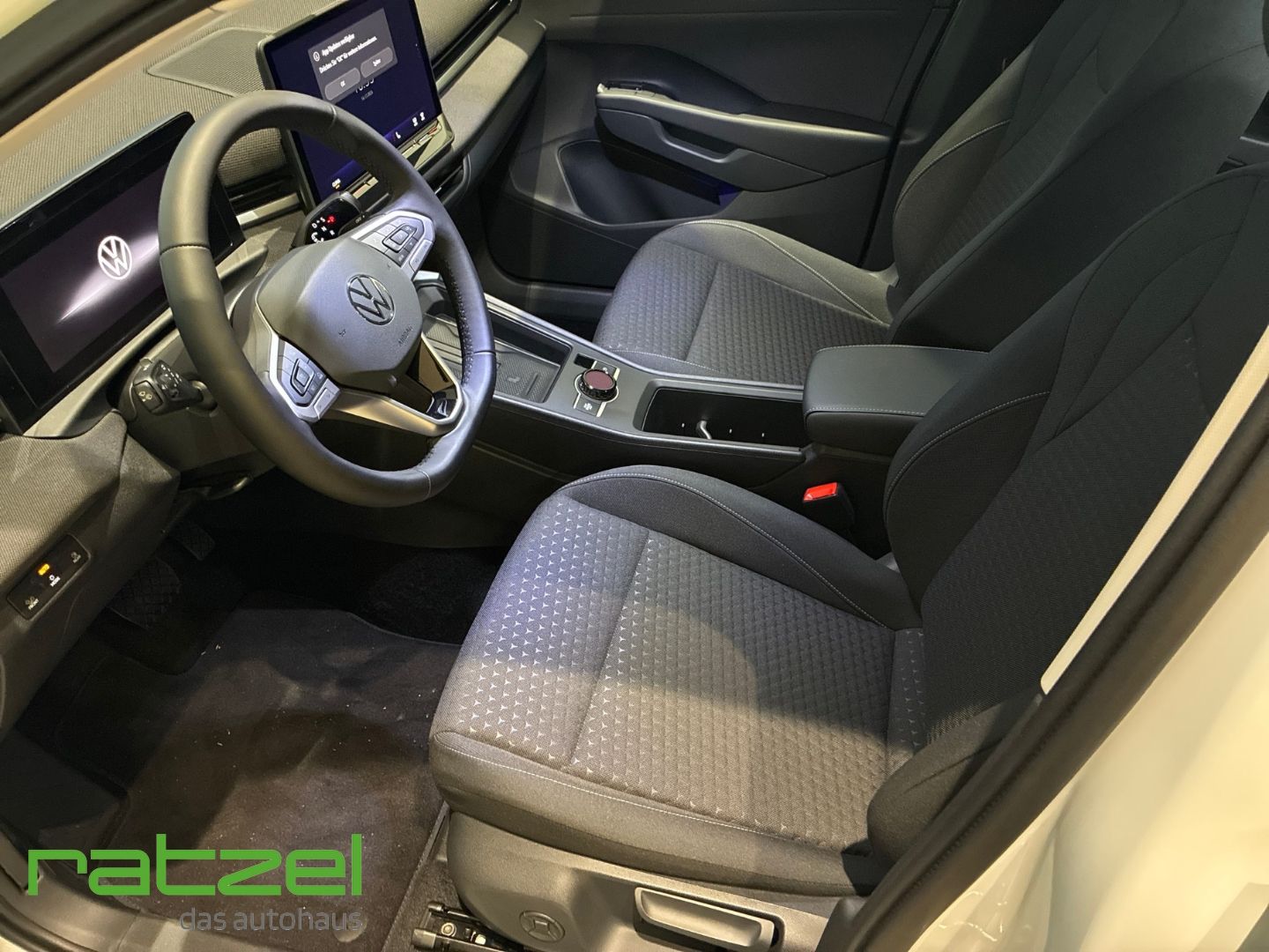 Fahrzeugabbildung Volkswagen T-Roc LIFE 1.5 eTSI DSG 8-fach+PDC+SHZ+LED+Klima