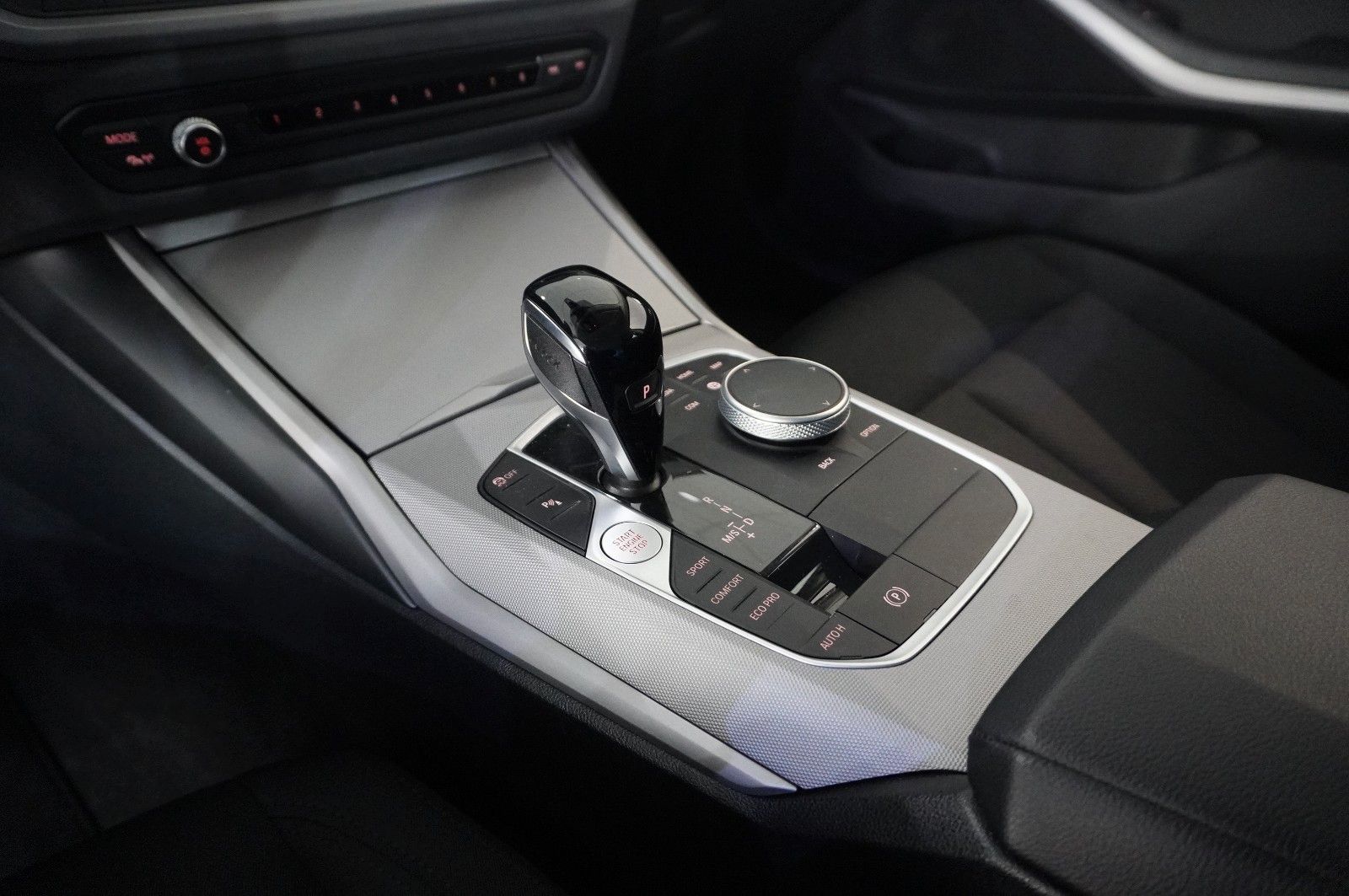 Fahrzeugabbildung BMW 318D TOURING ADVANTAGE NAVI/LED/VIRTUAL/SHZ/DAB+