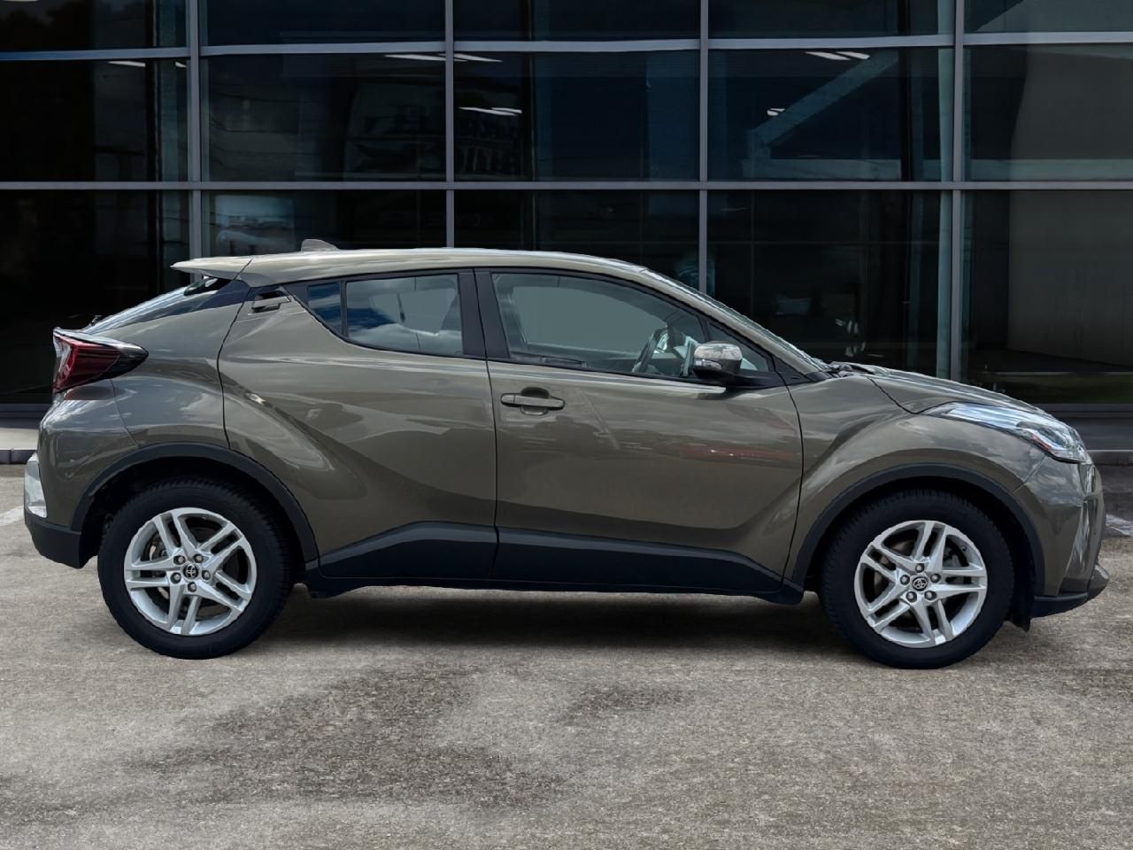 Fahrzeugabbildung Toyota C-HR Hybrid Team D