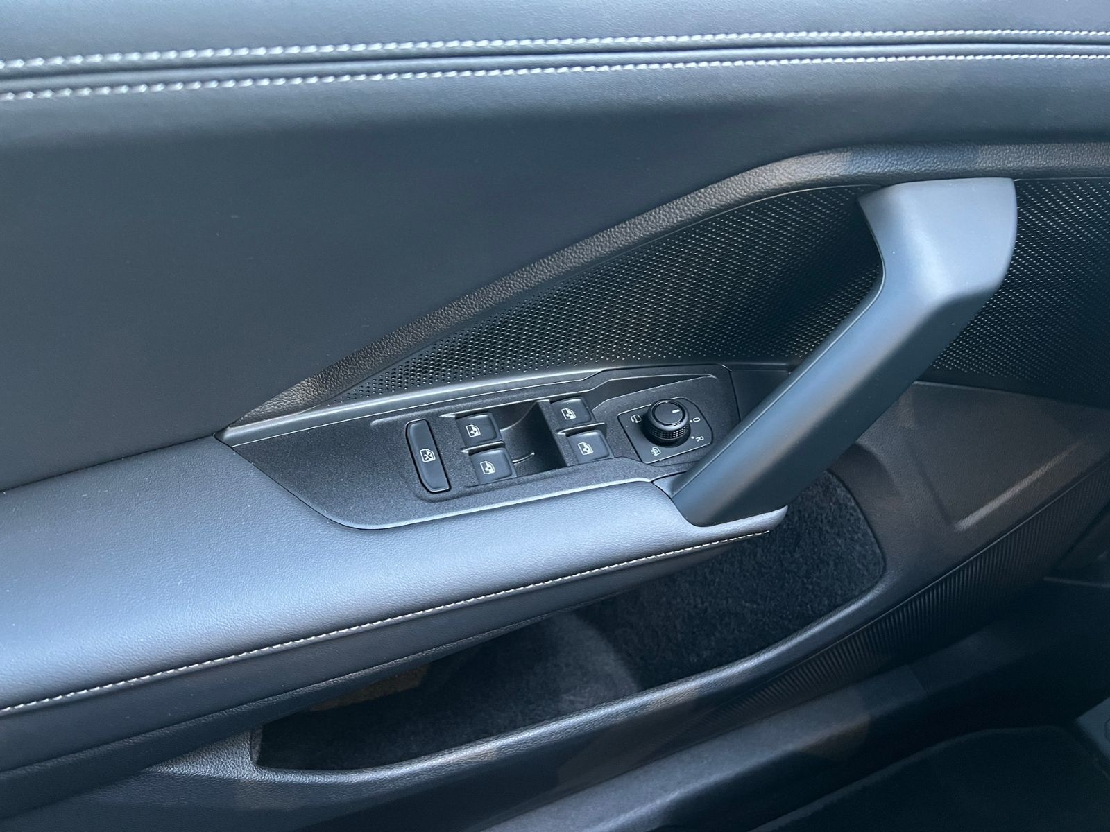 Fahrzeugabbildung Volkswagen Tayron LIFE 1.5 eTSI DSG *AHK, 7-Sitzer, LED, AC