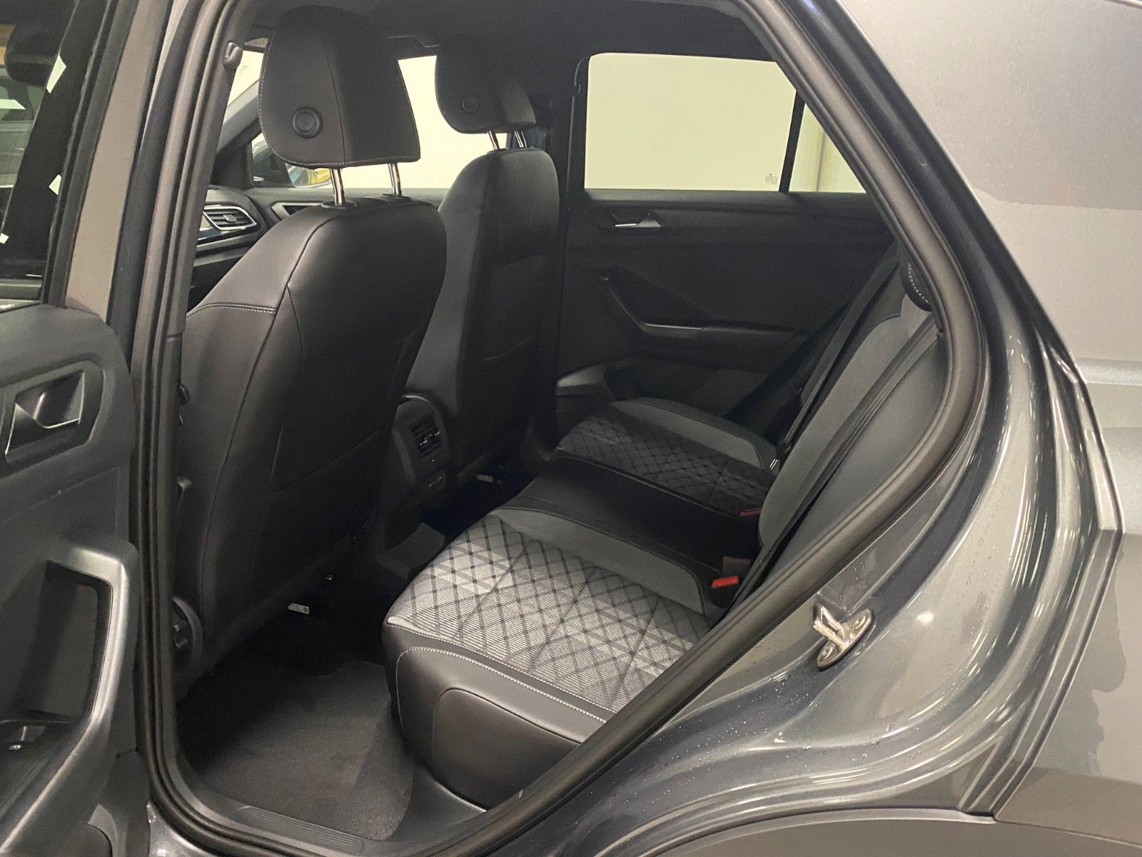 Fahrzeugabbildung Volkswagen T-Roc 1.5 TSI DSG R-Line+ACC+iQ Light MATRIX+18"