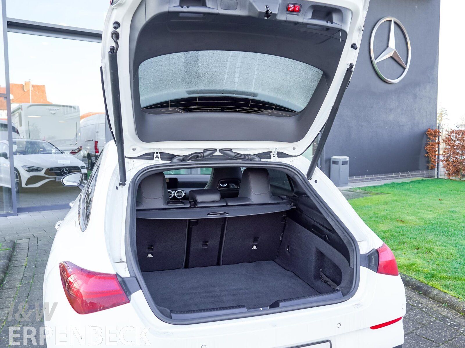 Fahrzeugabbildung Mercedes-Benz CLA 200 SB AMG 360° FAP Pano Night Distr Std.Hz.