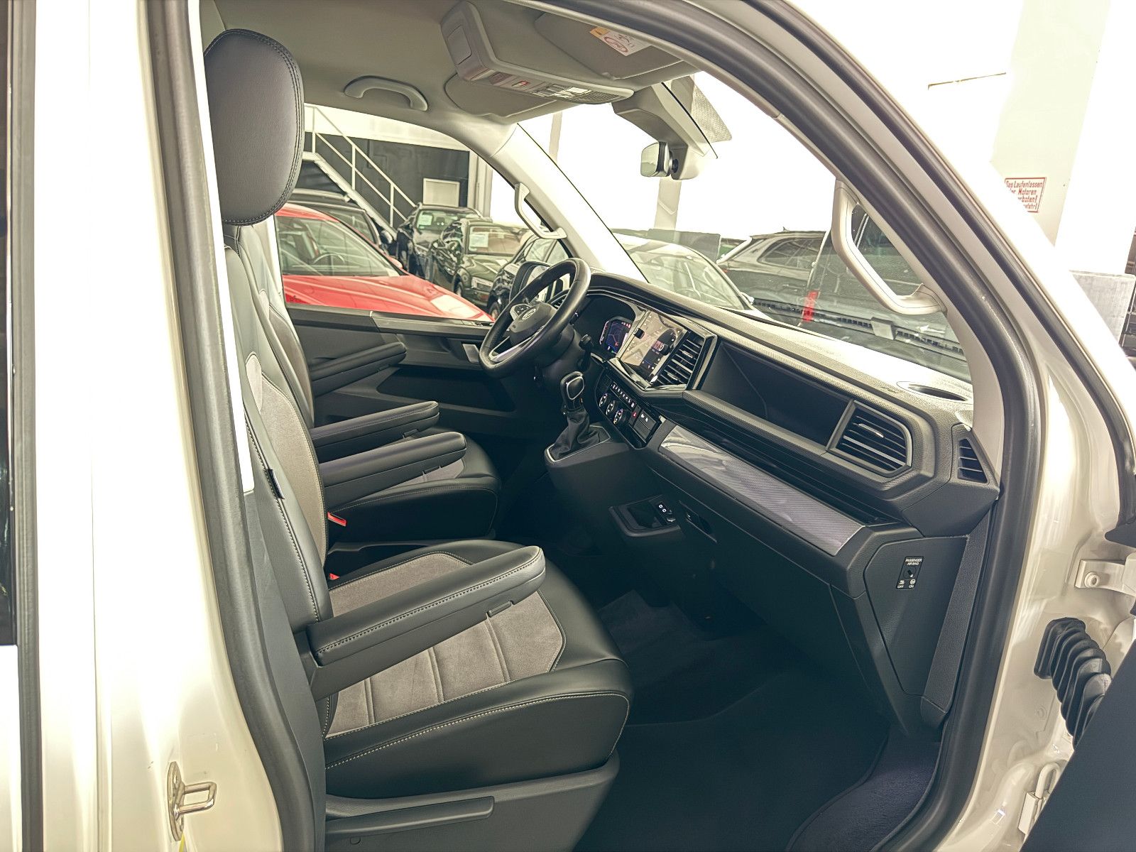 Fahrzeugabbildung Volkswagen T6.1 4M DSG IQ.DRIVE INDIVIDUAL EDITION 6-SITZER