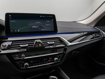 Fahrzeugabbildung BMW 530d xDr Tour AHK Pano ACC HUD Komfortsitz