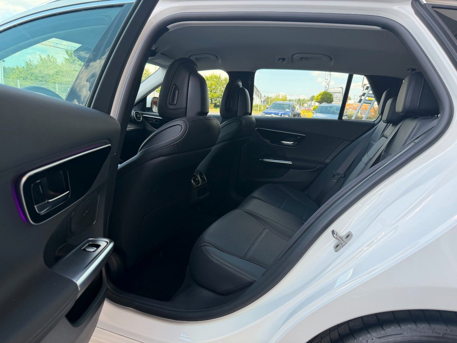 Fahrzeugabbildung Mercedes-Benz C 200 T Avantgarde+RKamera+AHK+AmbientePrem+