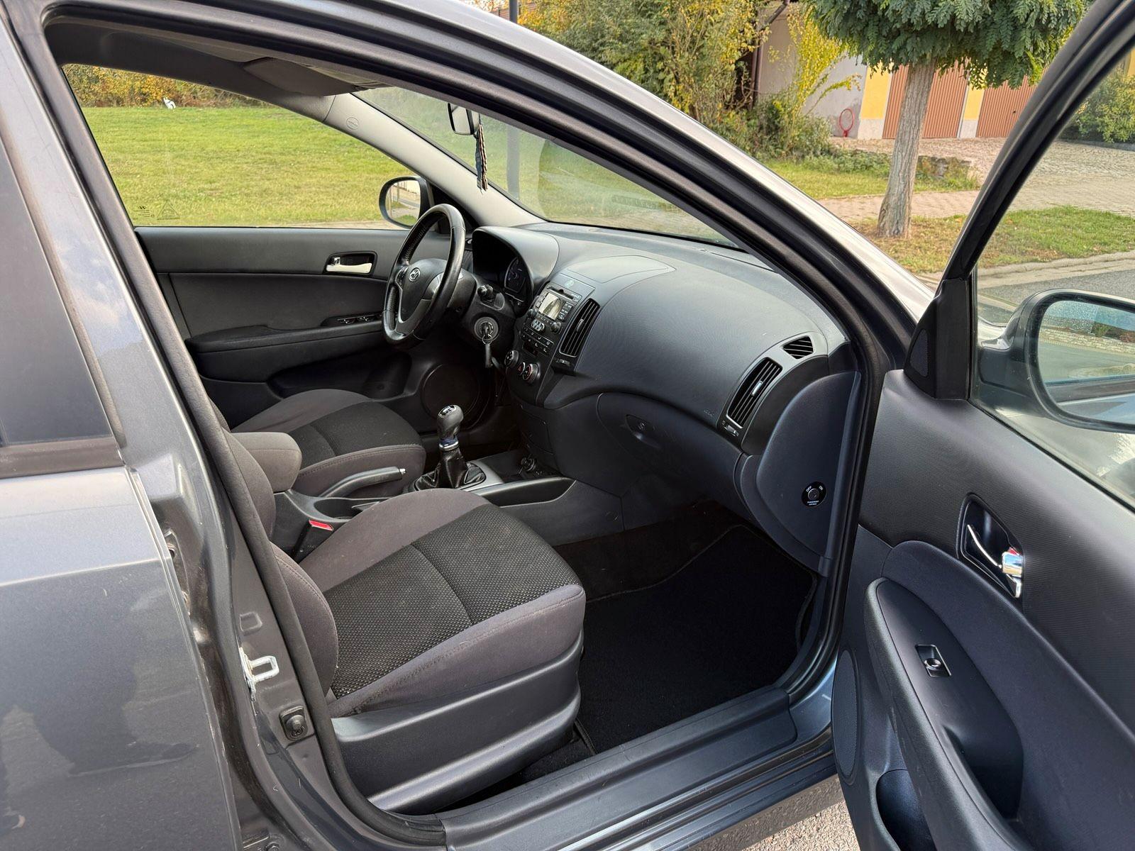 Hyundai i30 2011 — photo 10