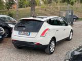 Lancia Delta 1.6 MJT DPF 105 CV Gold - weiße Lancia Delta