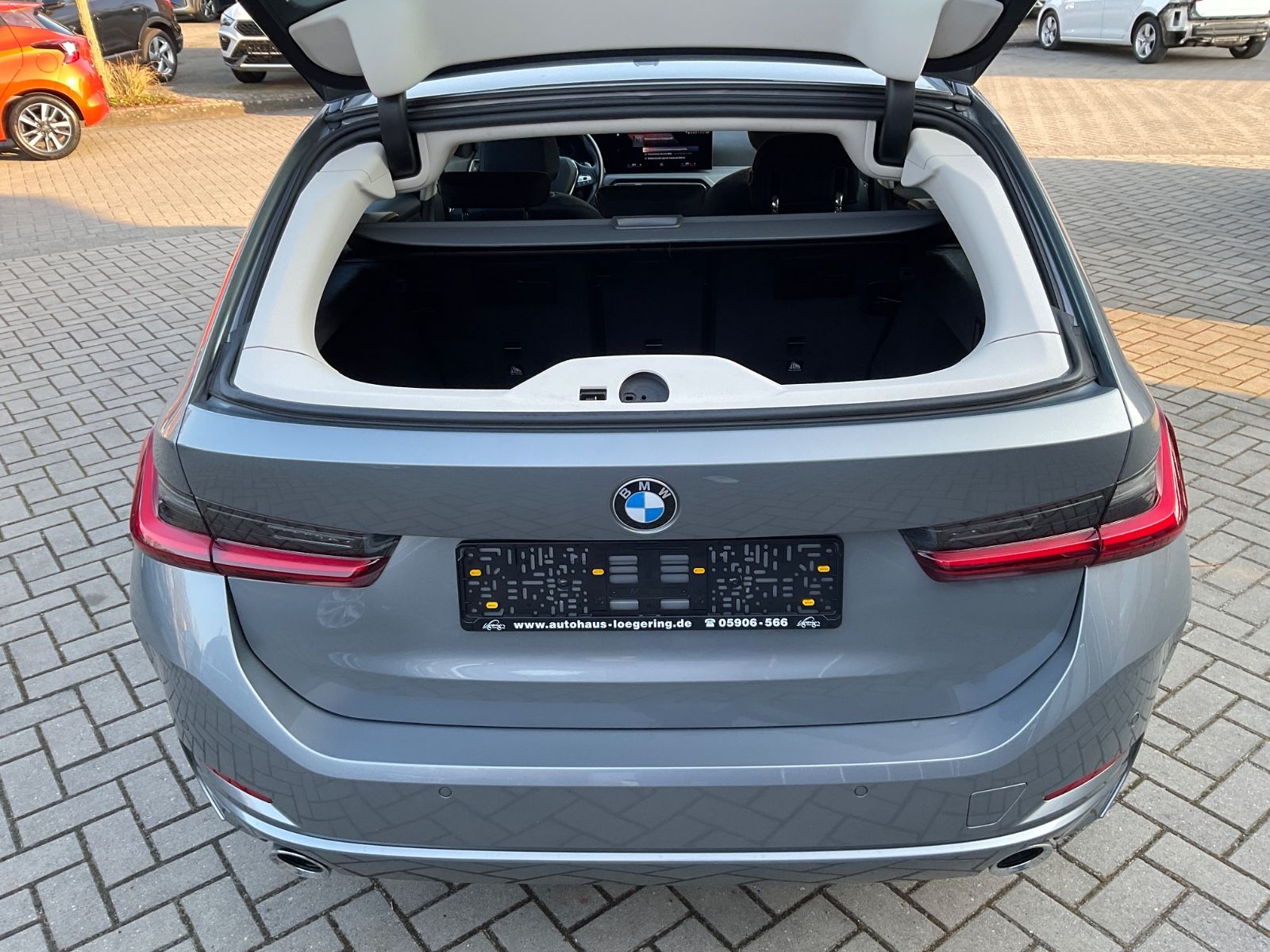 Fahrzeugabbildung BMW 320d xDrive Touring Advantage Automatic