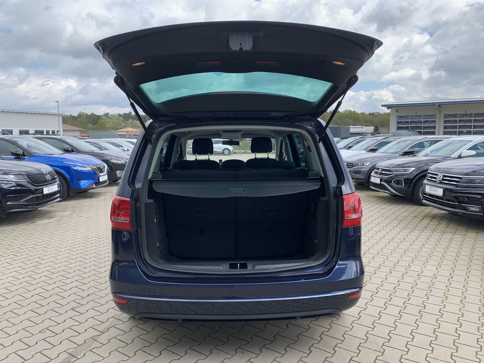 Fahrzeugabbildung Volkswagen Sharan 2.0 TDI*Comfortline*AHK*7 Sitze*Navi*Temp