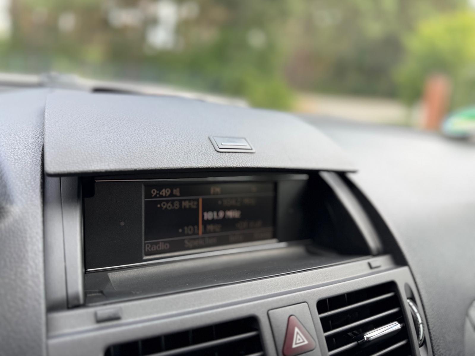Mercedes-Benz C200 2010 — photo 21