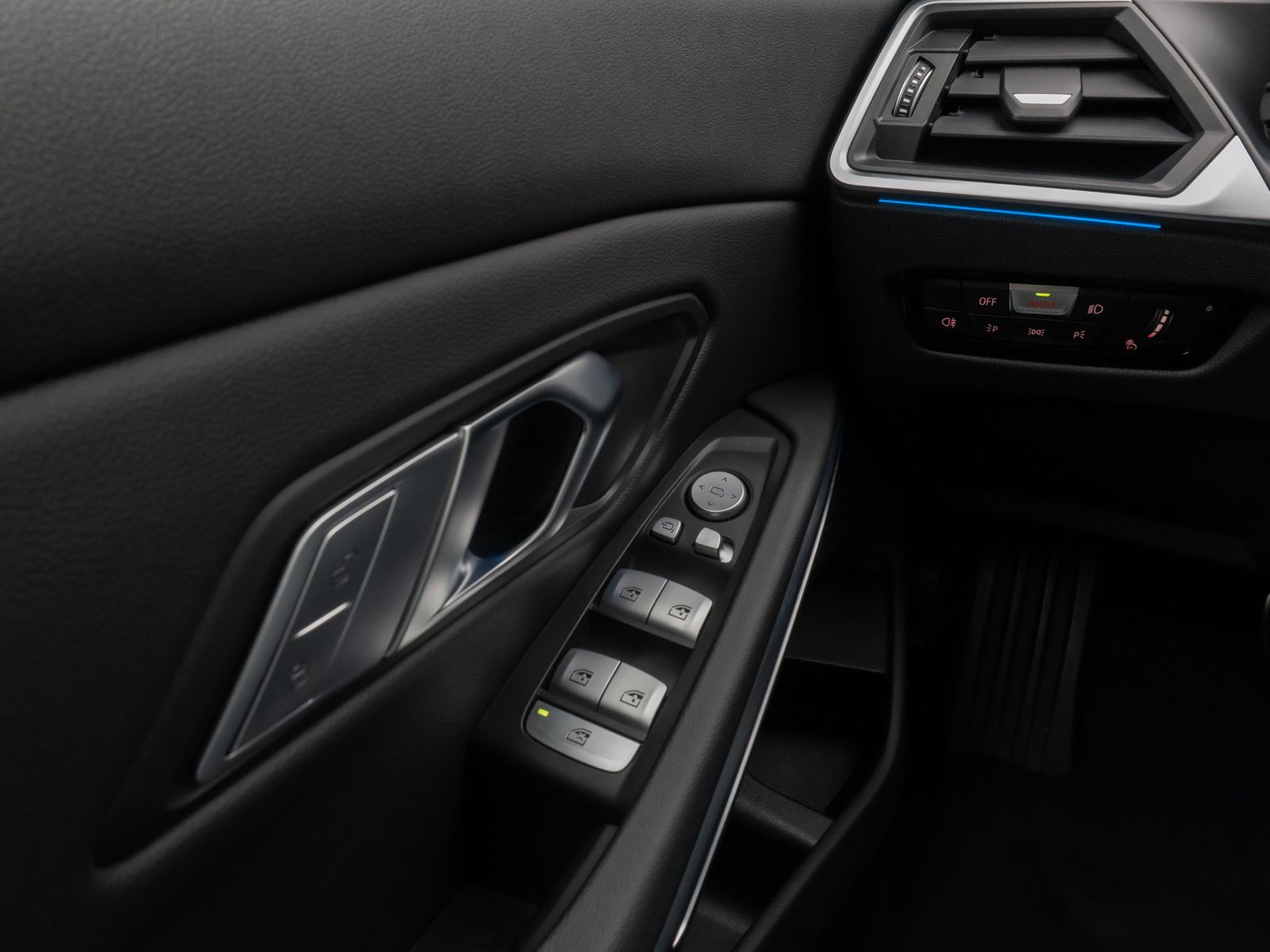 Fahrzeugabbildung BMW 320i M Sport Pro 360°HUD DAB H/K Standhzg LED