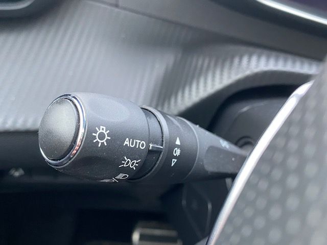 Fahrzeugabbildung Peugeot 208 GT MildHybrid 145 e-DSC6