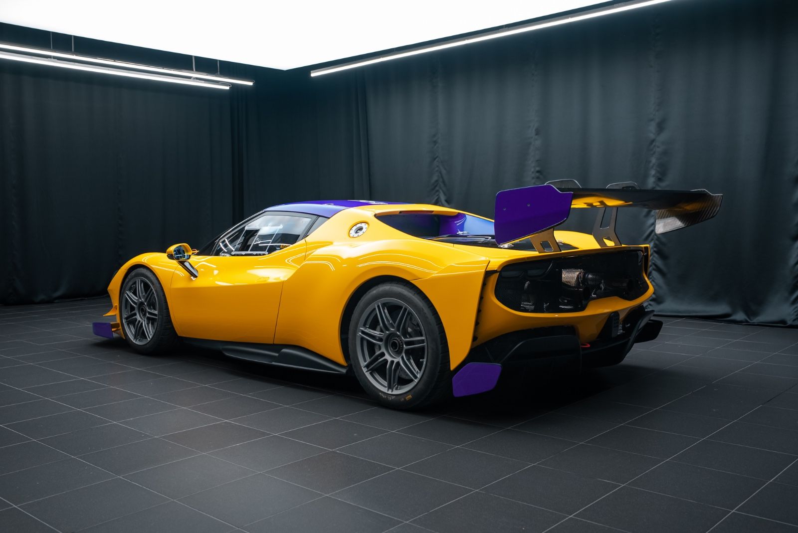 Fahrzeugabbildung Ferrari 296 Challenge TOP/PASSENGER SEAT/SILENCERS