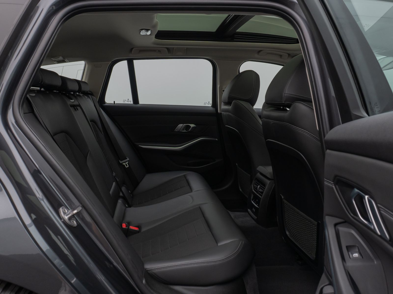 Fahrzeugabbildung BMW 330d xD Panorama DAB HiFi Stop&Go PDC AHK Sport