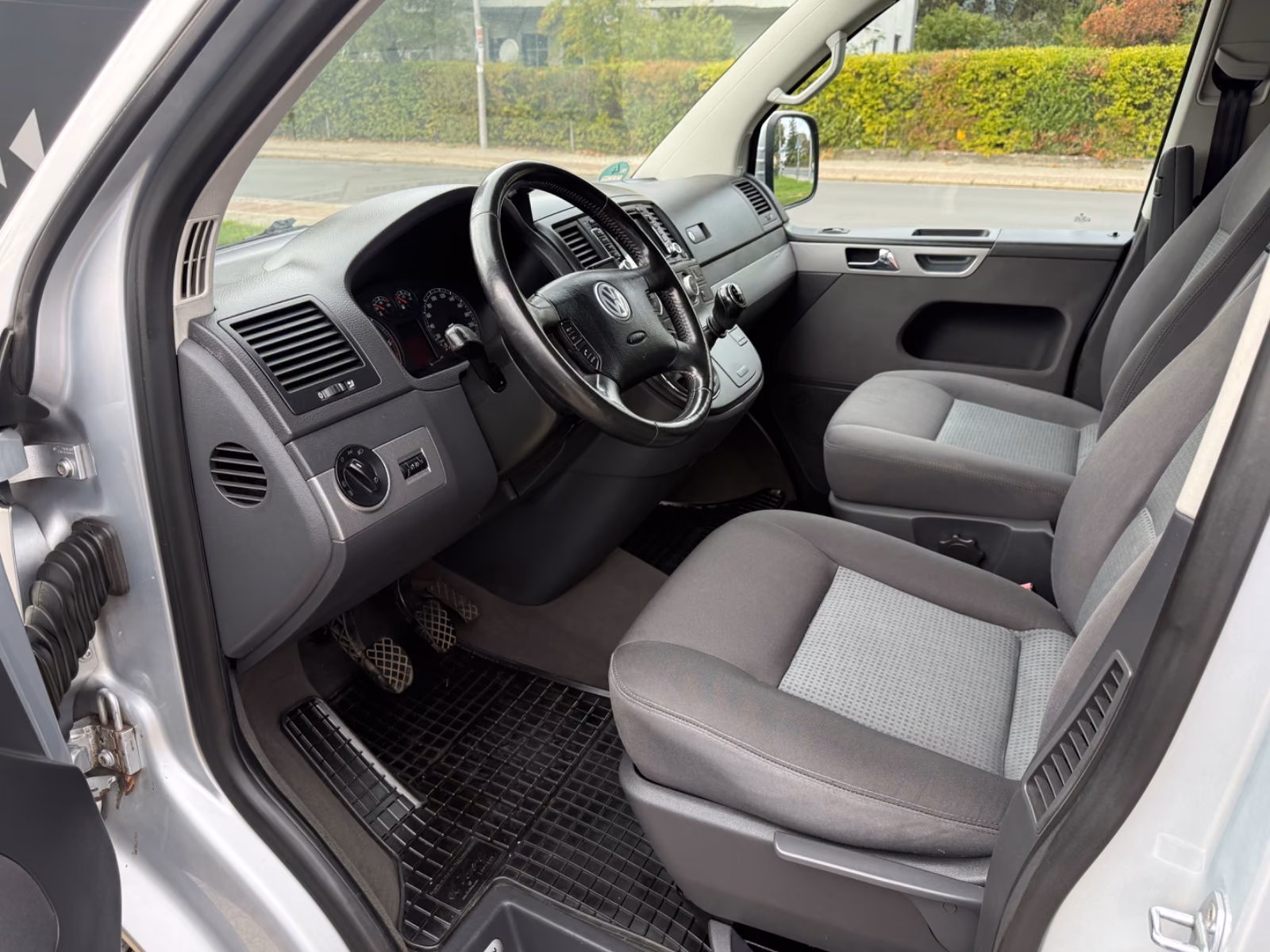 Volkswagen T5 Multivan Comfortline 2.5 TDI 5 cyl. 174 ch BVM / 7 places / Chauffage auxiliaire / GPS / Attelage 2,5 t