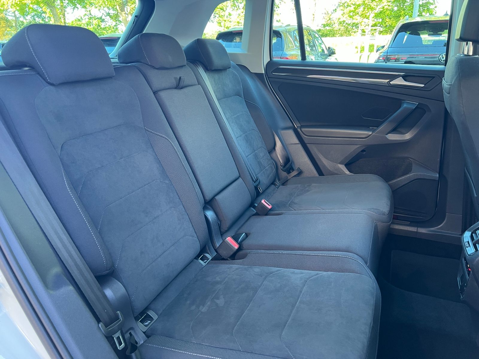 Fahrzeugabbildung Volkswagen Tiguan Elegance 2.0 TSI DSG 4MOTION *AHK, Matrix