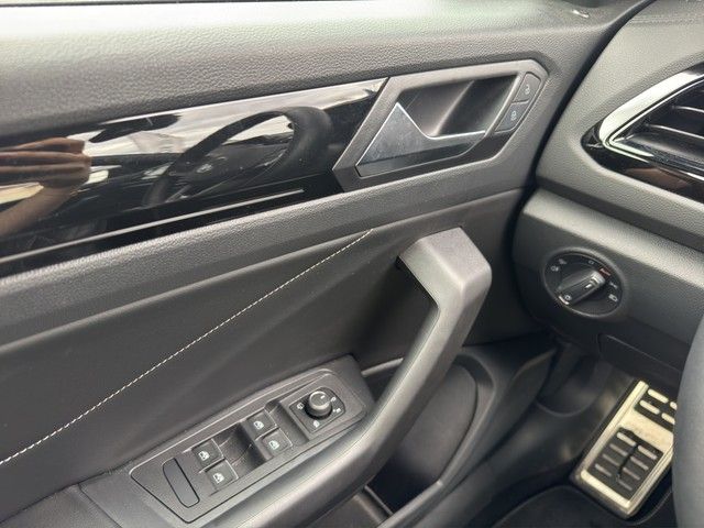 Fahrzeugabbildung Volkswagen T-Roc Cabriolet R-Line 1.5 TSI 110 kW *AHK*