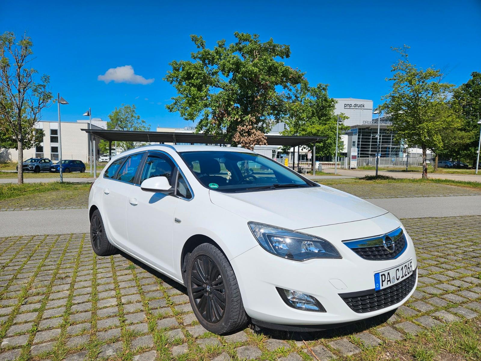 Opel Astra 2012 — photo 13